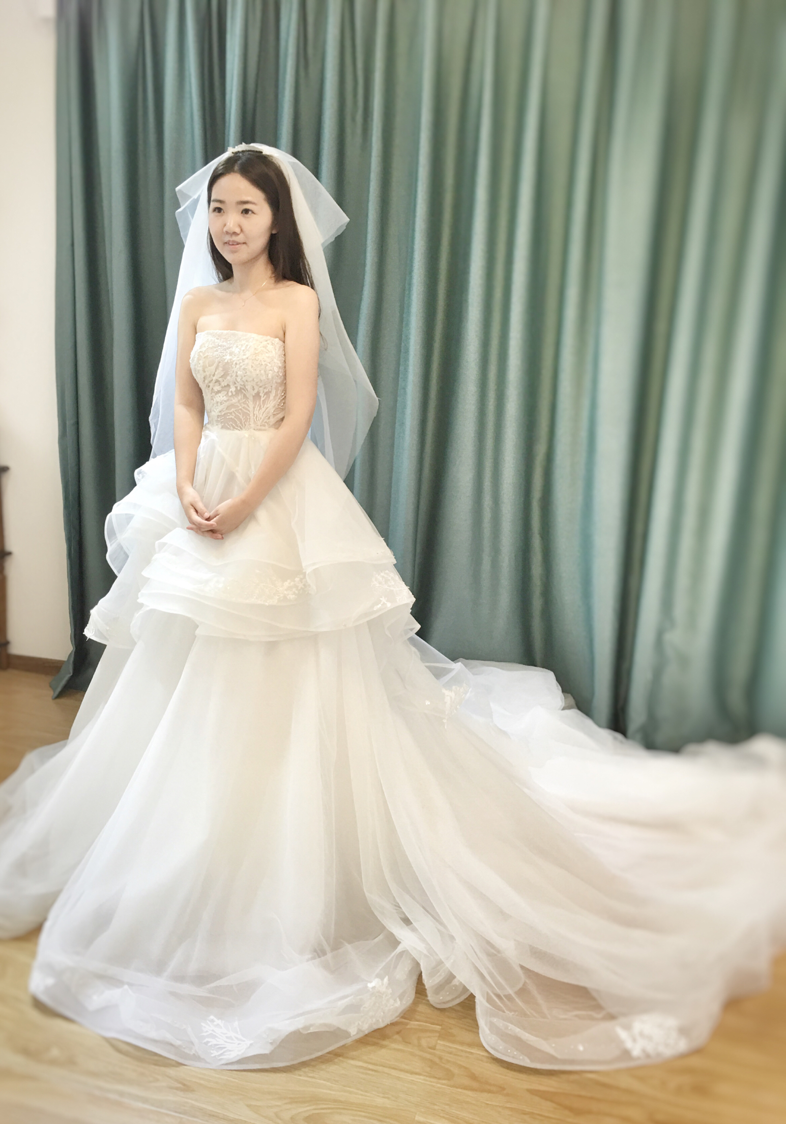 陪闺蜜又来我定婚纱的工作室试纱～超美！