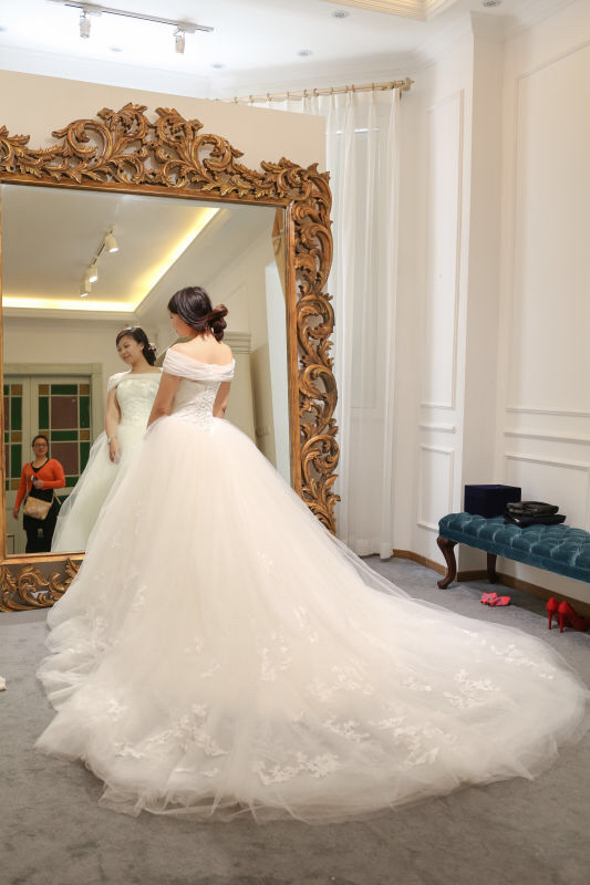 定制了大半年的婚纱终于可以拿回家了