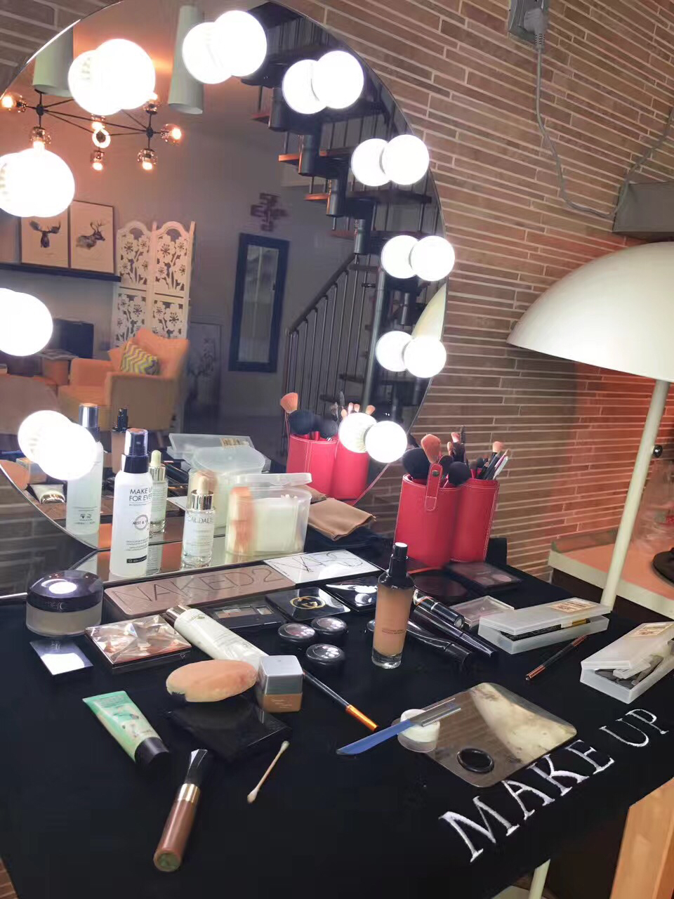 Vivienne Makeup