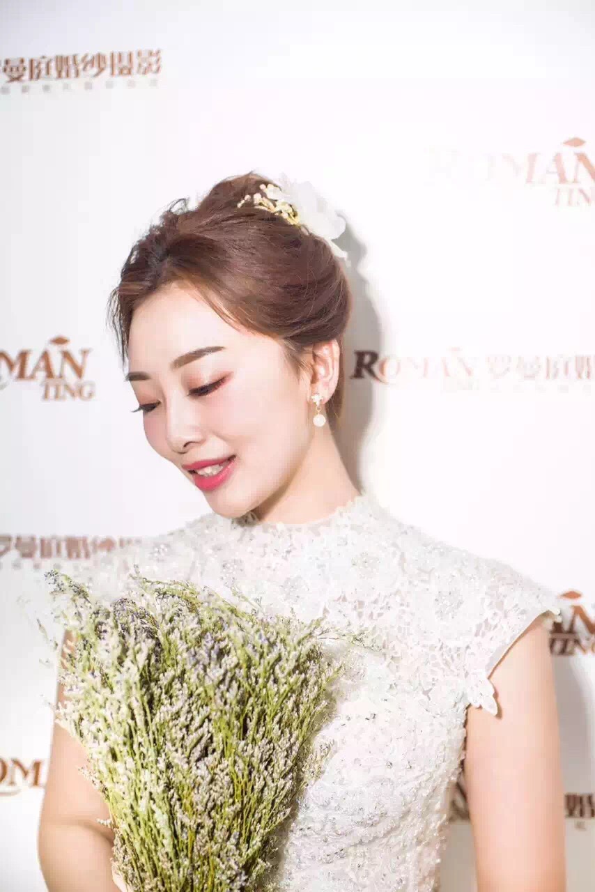 丑哭的主婚纱照