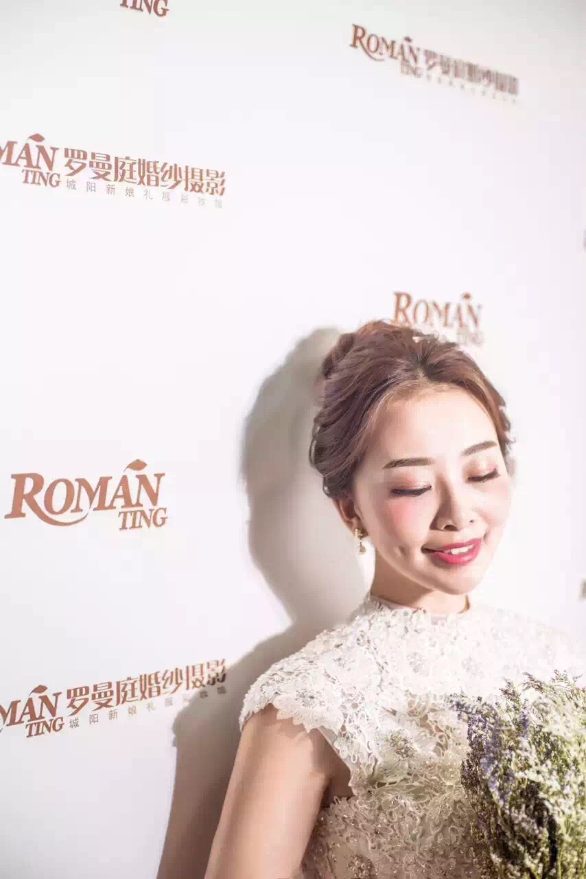 丑哭的主婚纱照