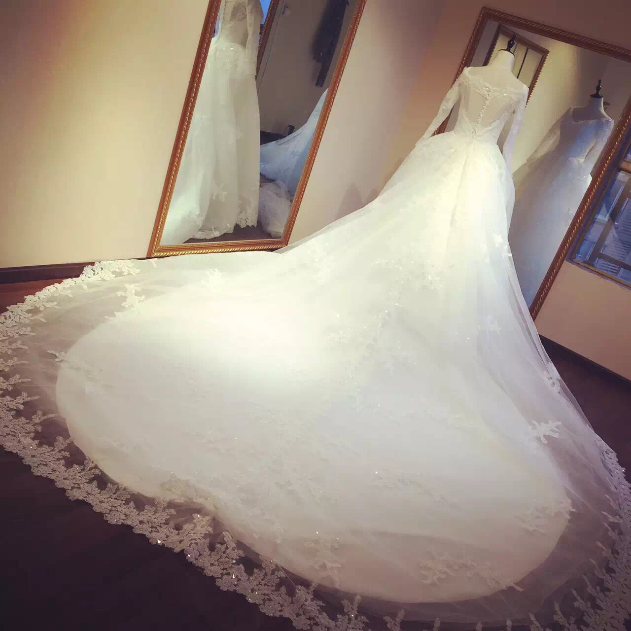 LYSTUDIO婚纱租赁定制