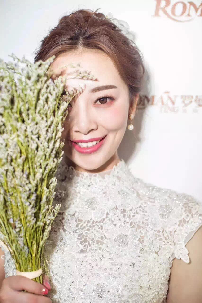 丑哭的主婚纱照