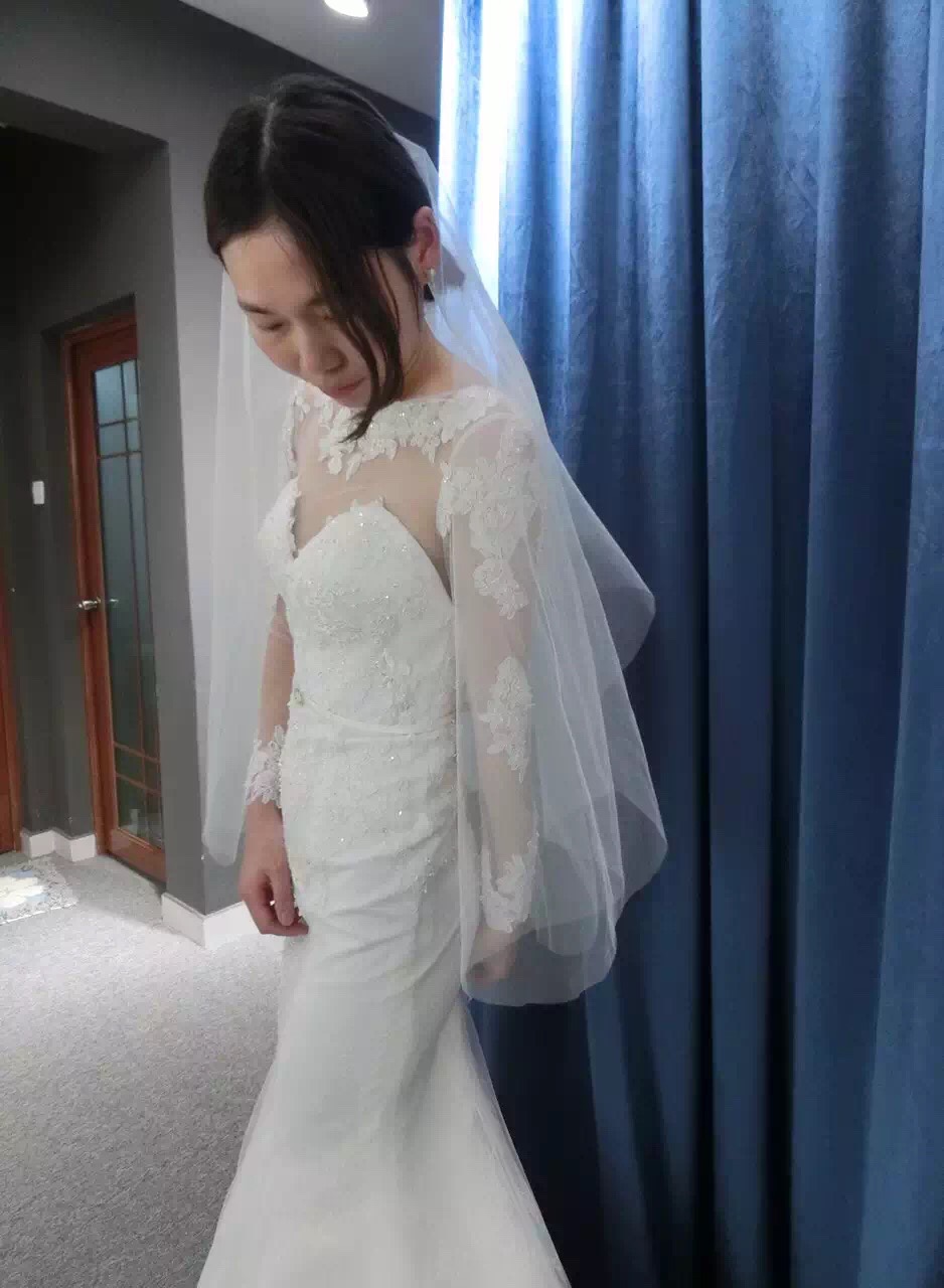 和闺蜜一起试婚纱