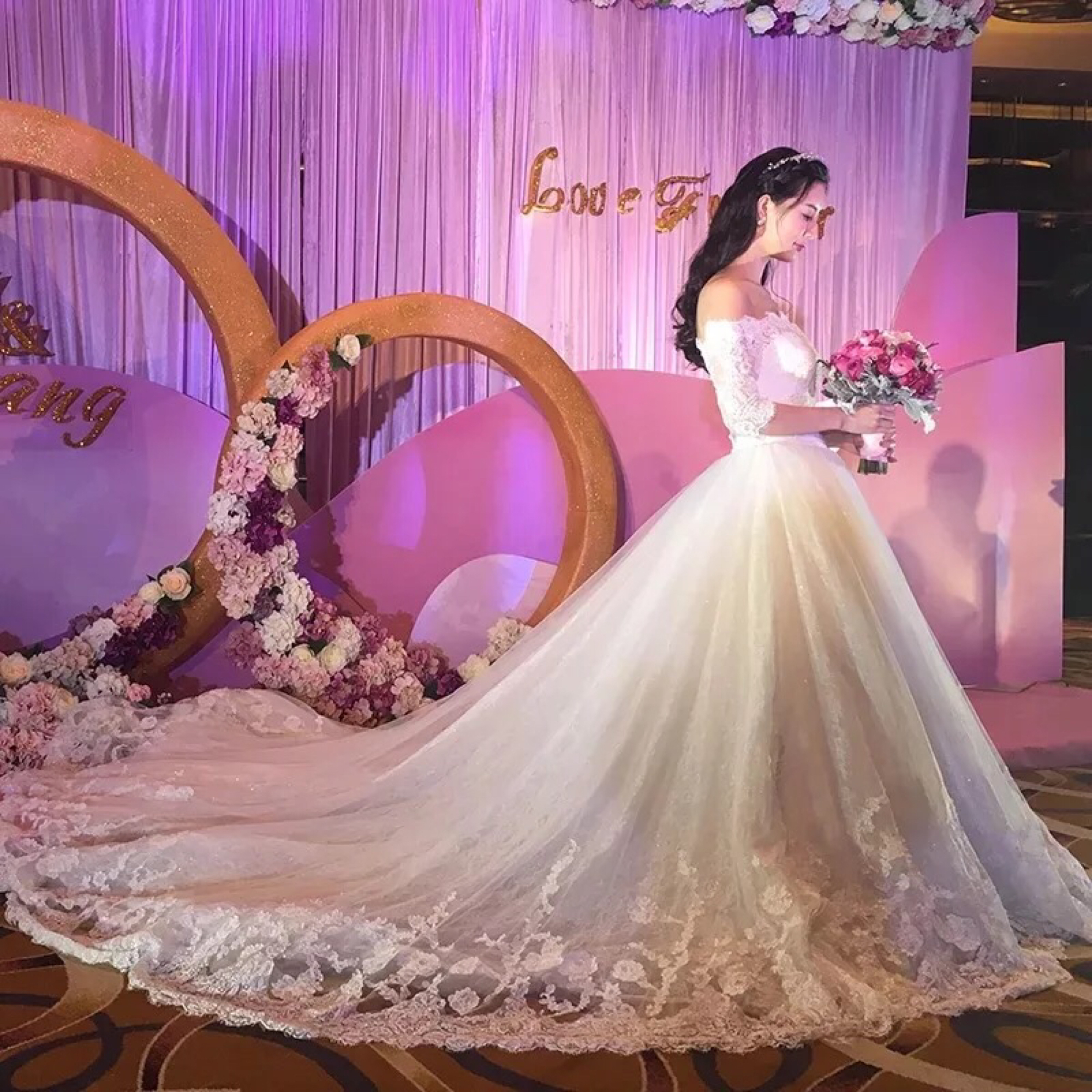 布蕾丝婚纱美妆