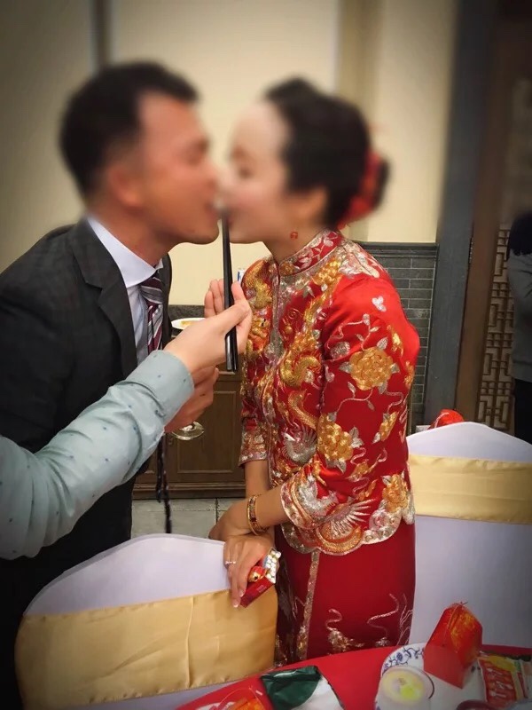有没有新娘结婚穿龙凤褂的呀