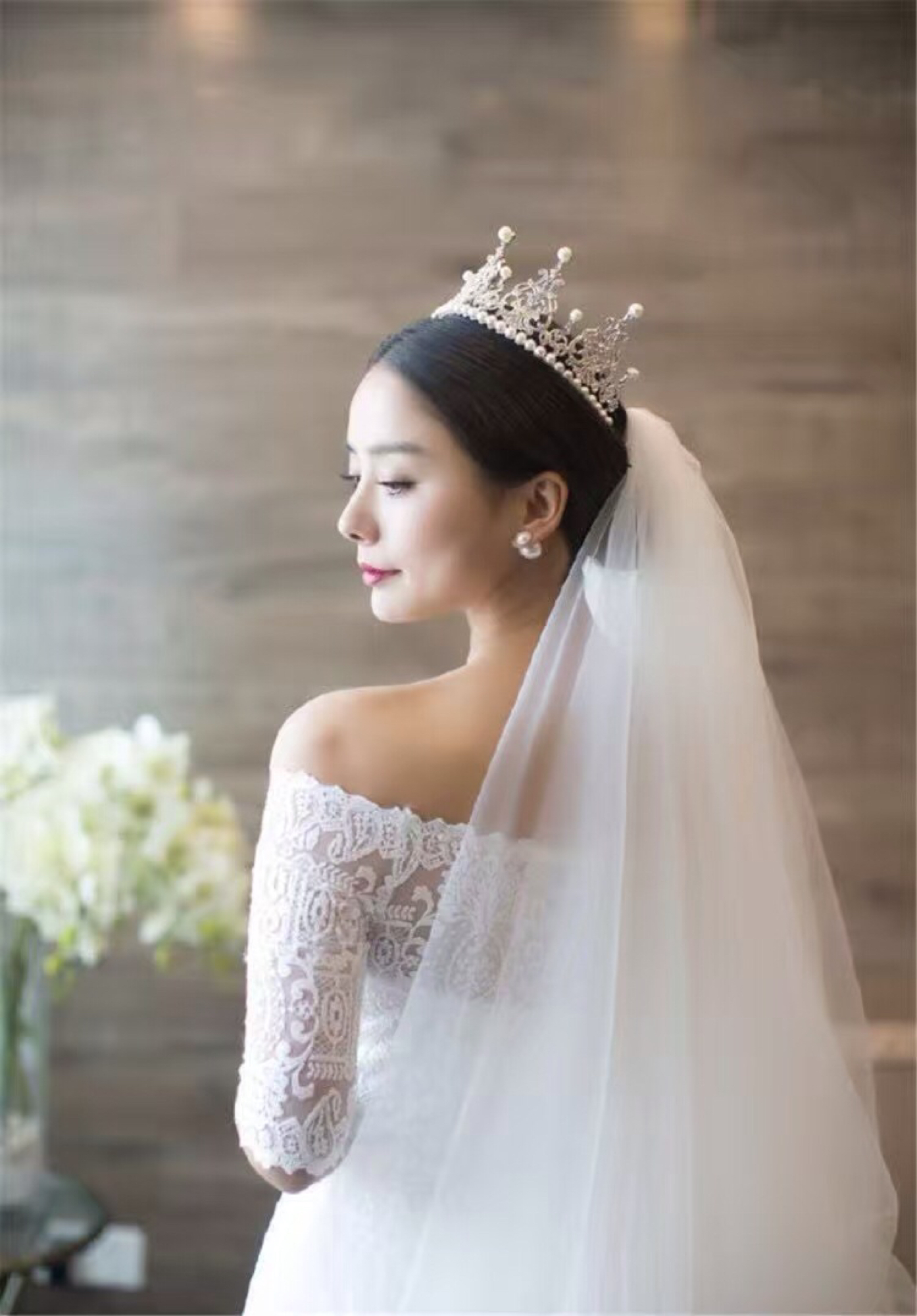 布蕾丝婚纱美妆