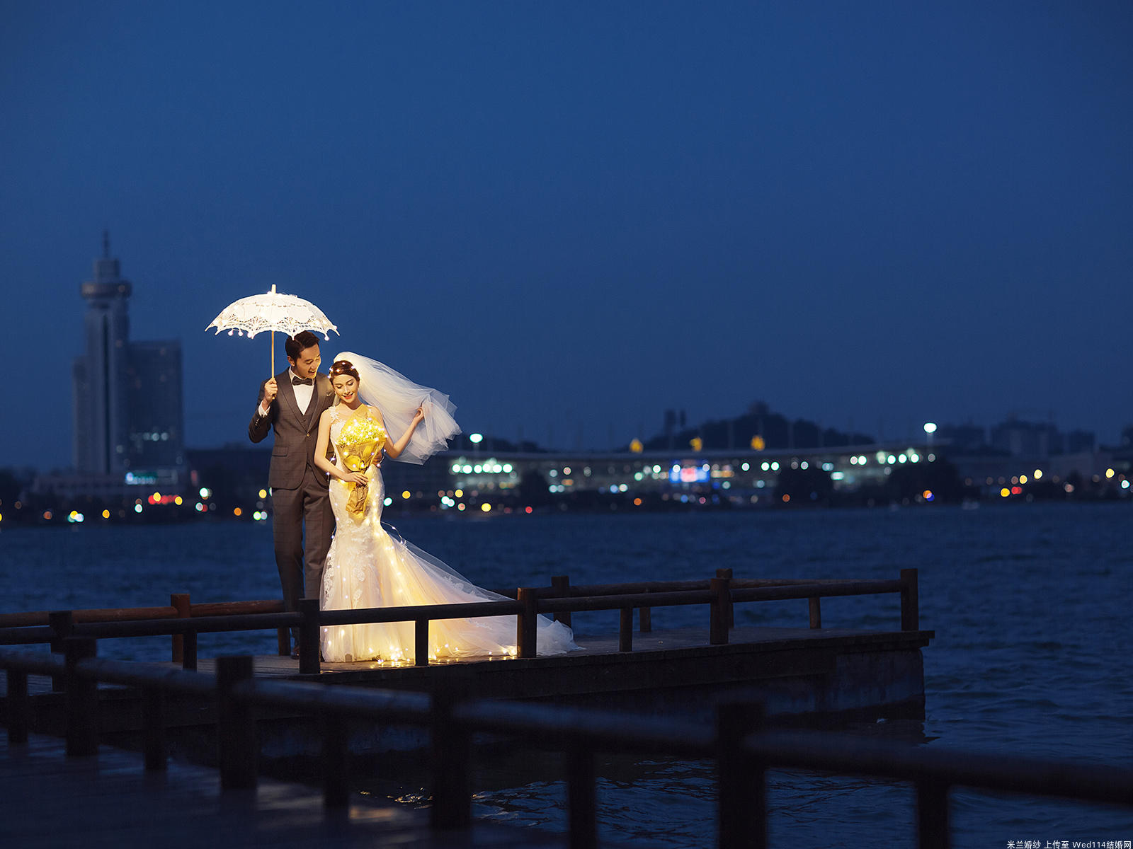 夜景婚纱照_夜景婚纱(3)