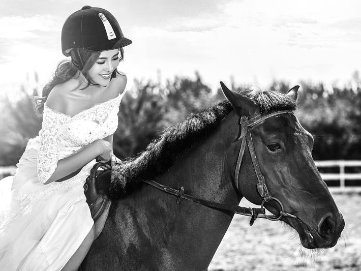骑马的婚纱照_婚纱照骑马图像(2)
