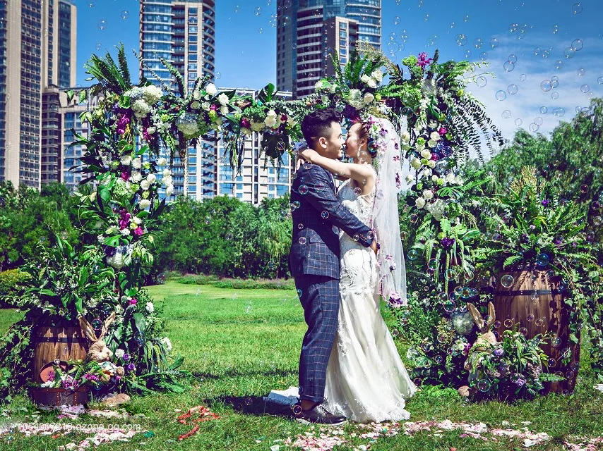 聚喜秘密花园 户外主题 草坪绿色婚礼"昇姬波波"