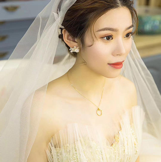 新款婚纱展现性感与优雅，送秀禾敬酒服伴娘服