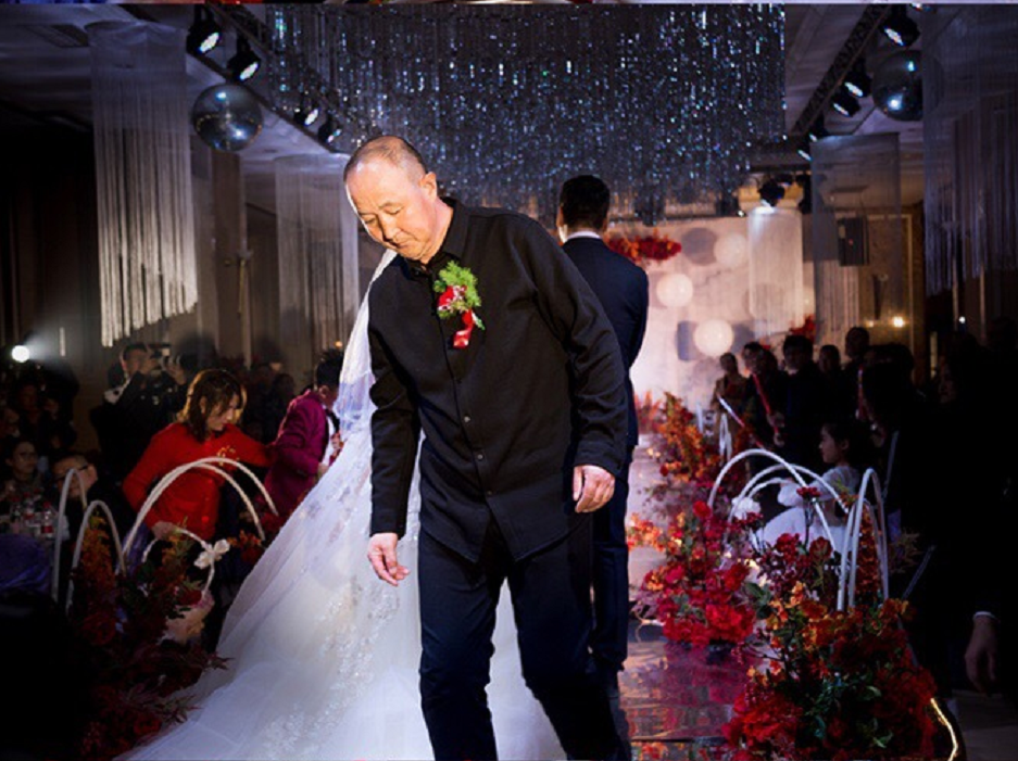 场地较小之选，红色香槟色，温馨婚礼