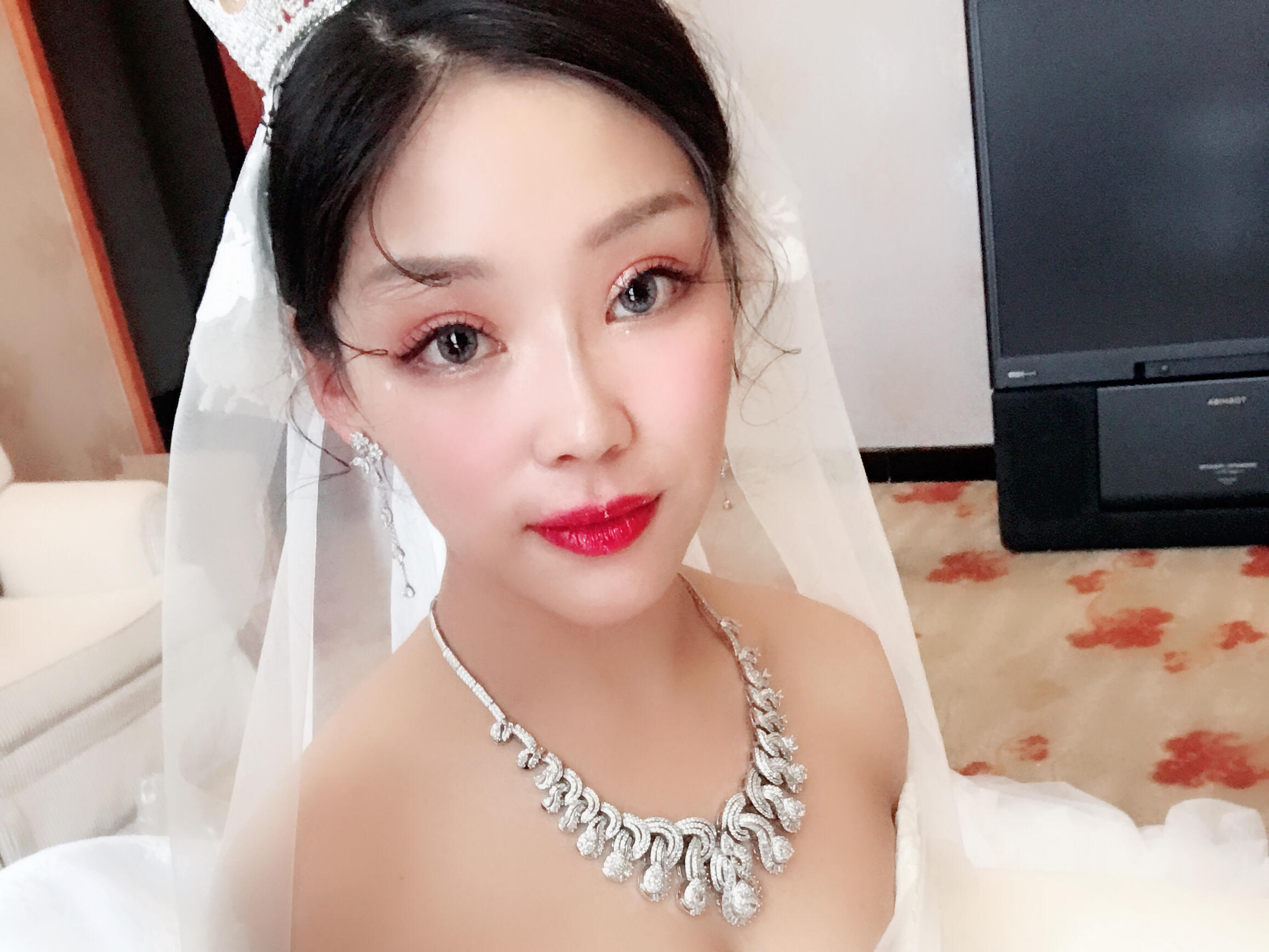 奢华婚纱礼服三件套＋首席化妆师婚礼全程跟妆