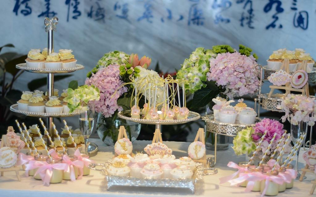 【P&D】--香槟金室内简约婚礼甜品台