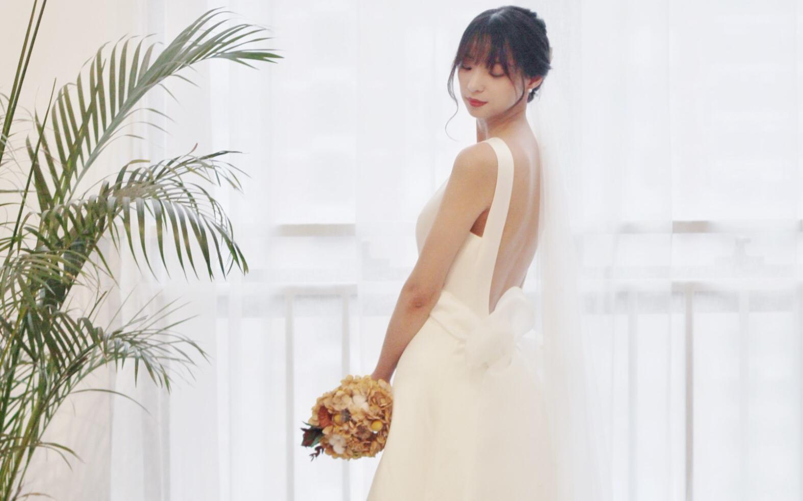 轻纱试妆 | 缎面露背蝴蝶结+复古蕾丝鱼尾 户外