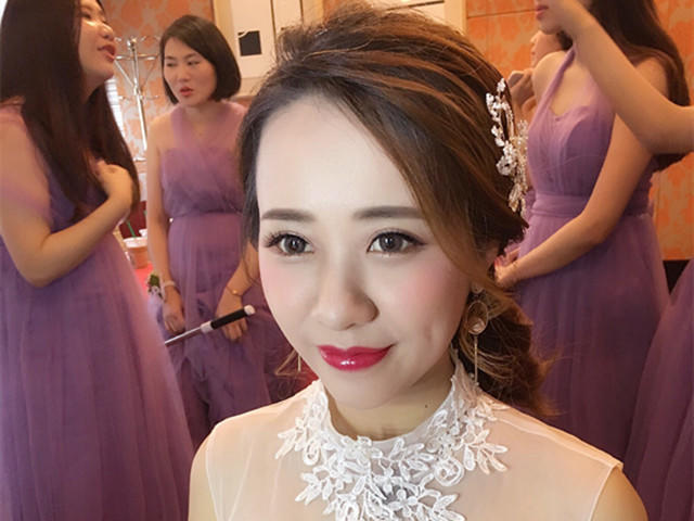 化妆师+摄影师+摄像师+婚纱凤褂敬酒服+姐妹妆