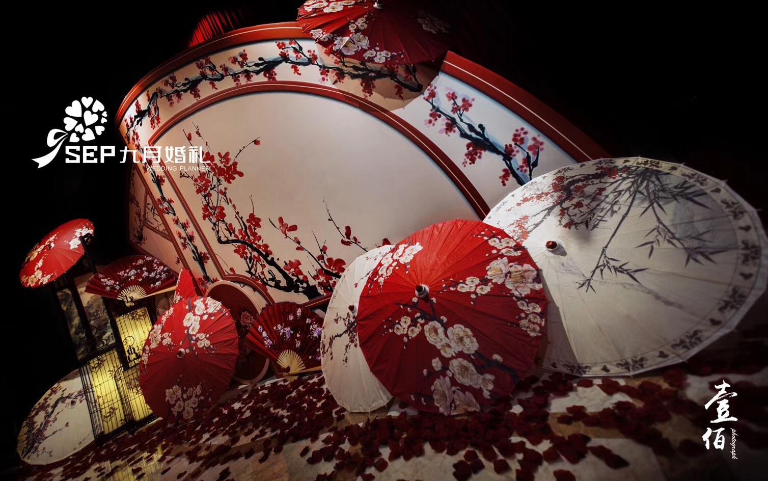 新中式婚礼鳳冠霞帔 紅似朝霞 對月攜手 永不相負