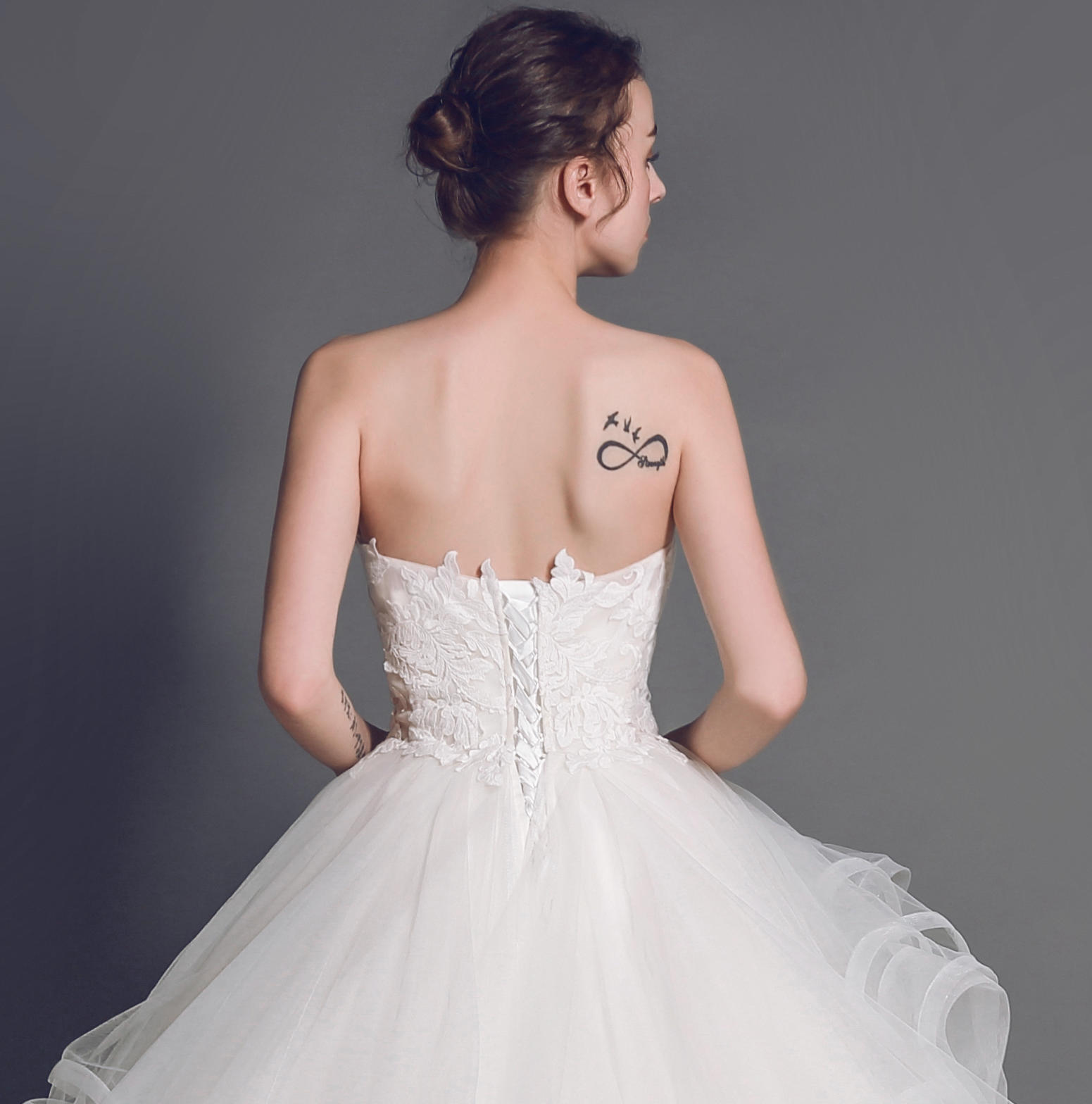 不规则波浪型裙摆仪式主纱