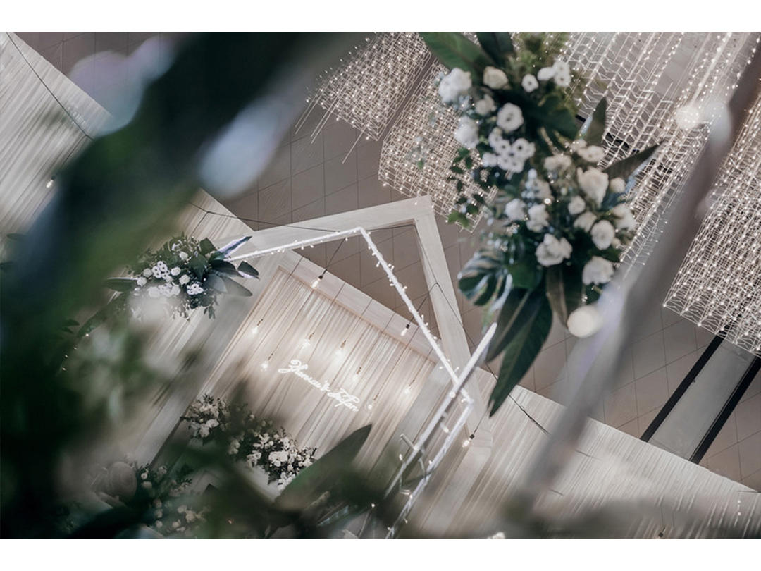 惊艳的婚礼如此低价，深圳新人疯狂预定《墨绿浅白》