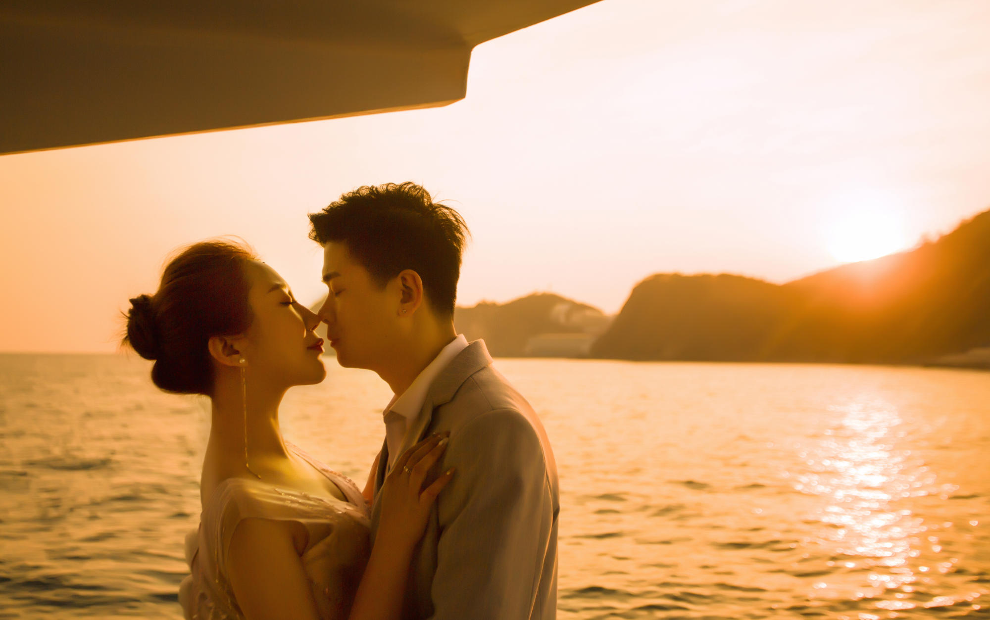 游艇出海+包邮+跑车+2晚酒店+专车游+航拍