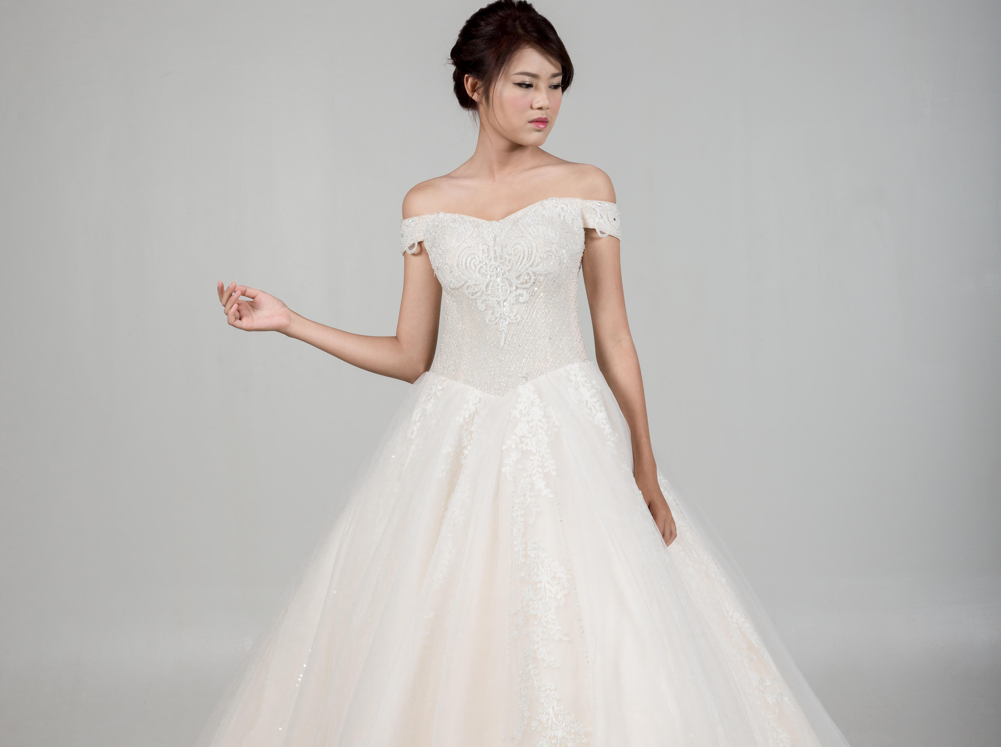 《进口品牌租赁》人气爆款水晶婚纱【1+1婚纱】