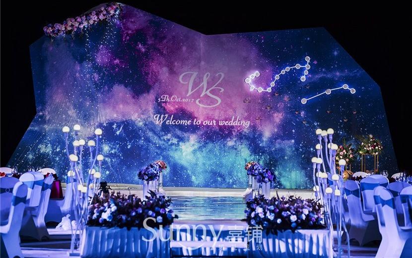 璀璨的星空下，是你美丽动人的容颜。