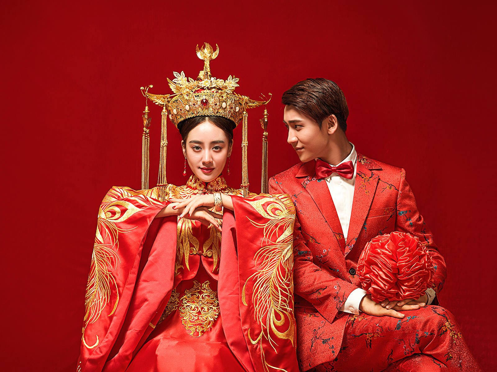 婚纱和凤冠霞帔哪个贵_中式婚纱凤冠霞帔(3)