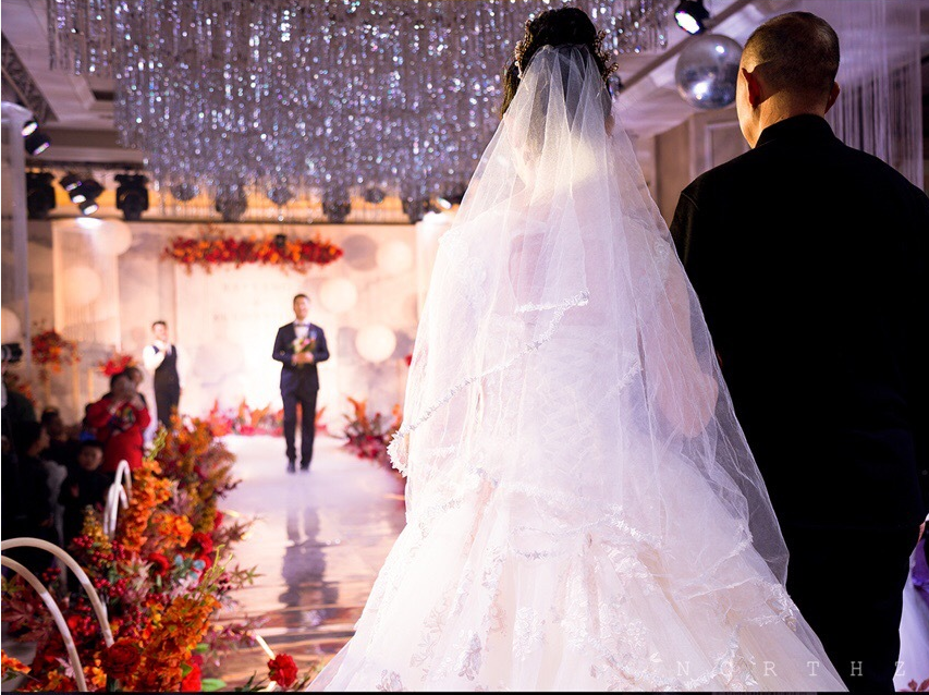 场地较小之选，红色香槟色，温馨婚礼