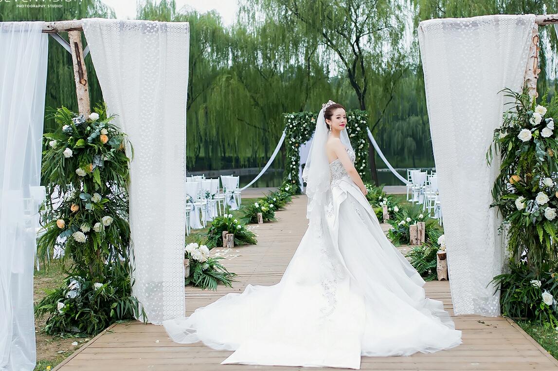 时钰工坊美纱婚礼现场 | 缎面户外婚纱案例