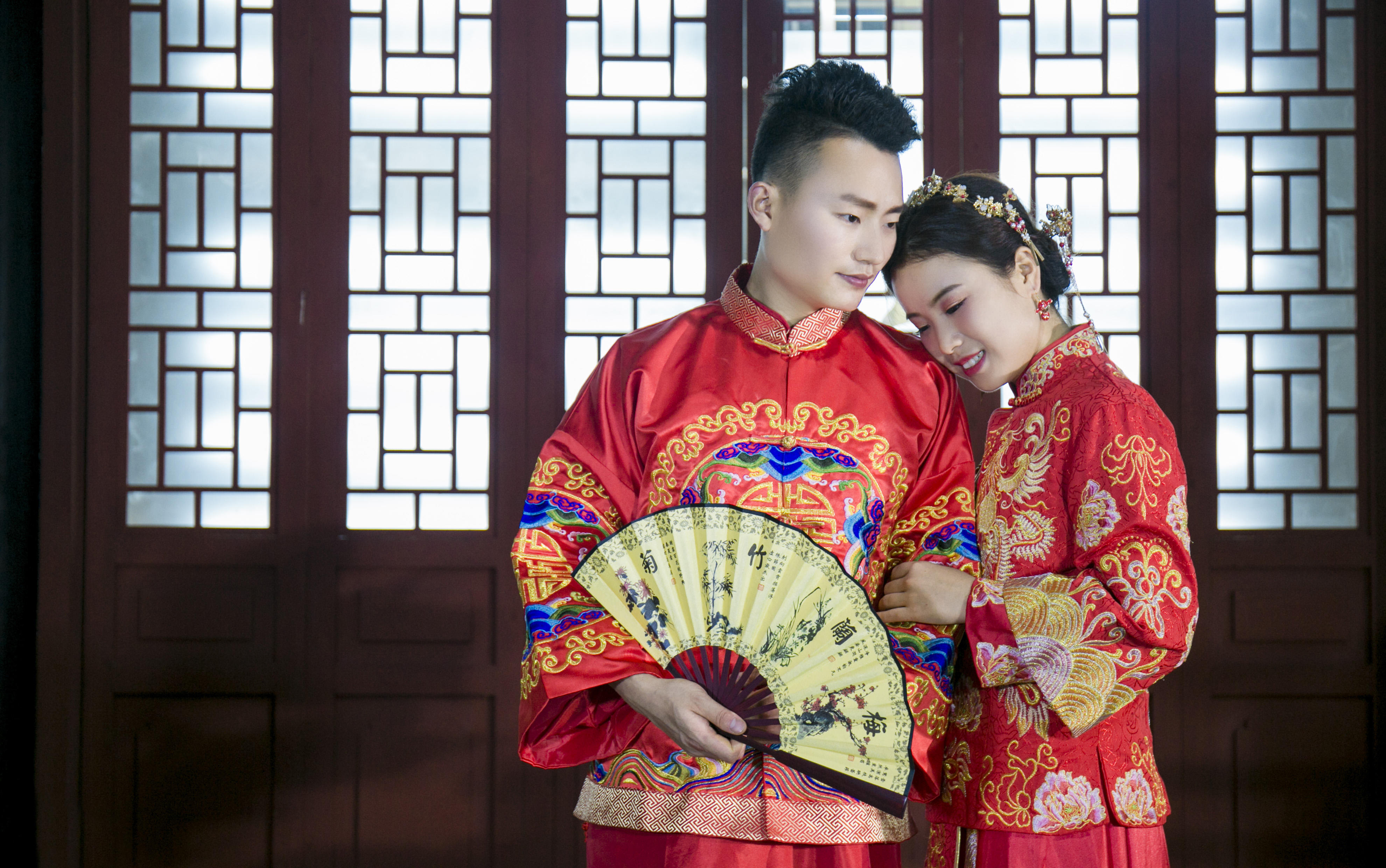 【限量出售】优惠2000元加送明星同款齐地婚纱