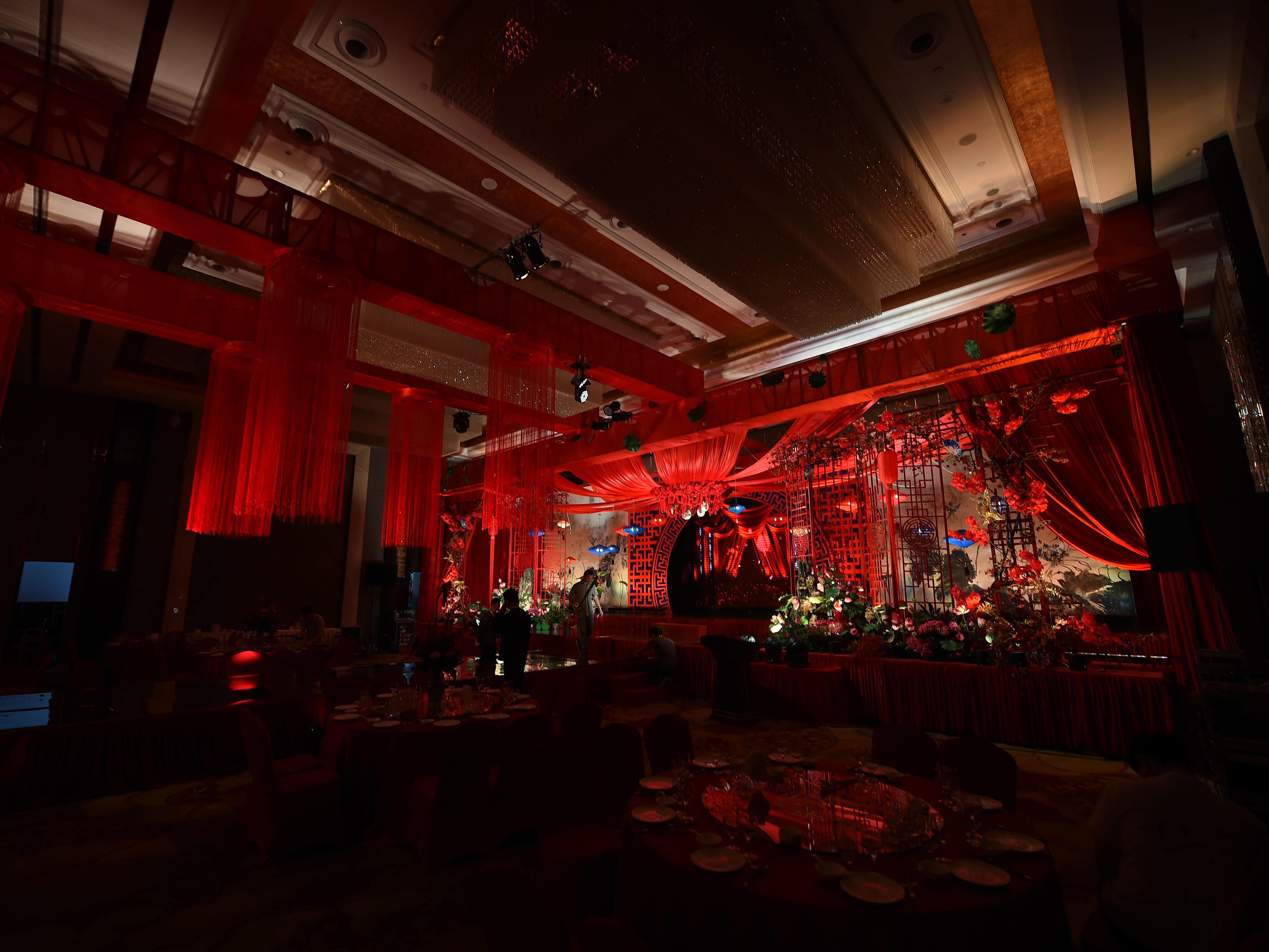 【曼薇蜜婚礼】大热中式红黑色系镜面T台