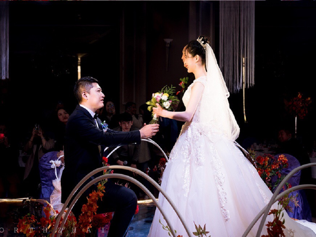 场地较小之选，红色香槟色，温馨婚礼