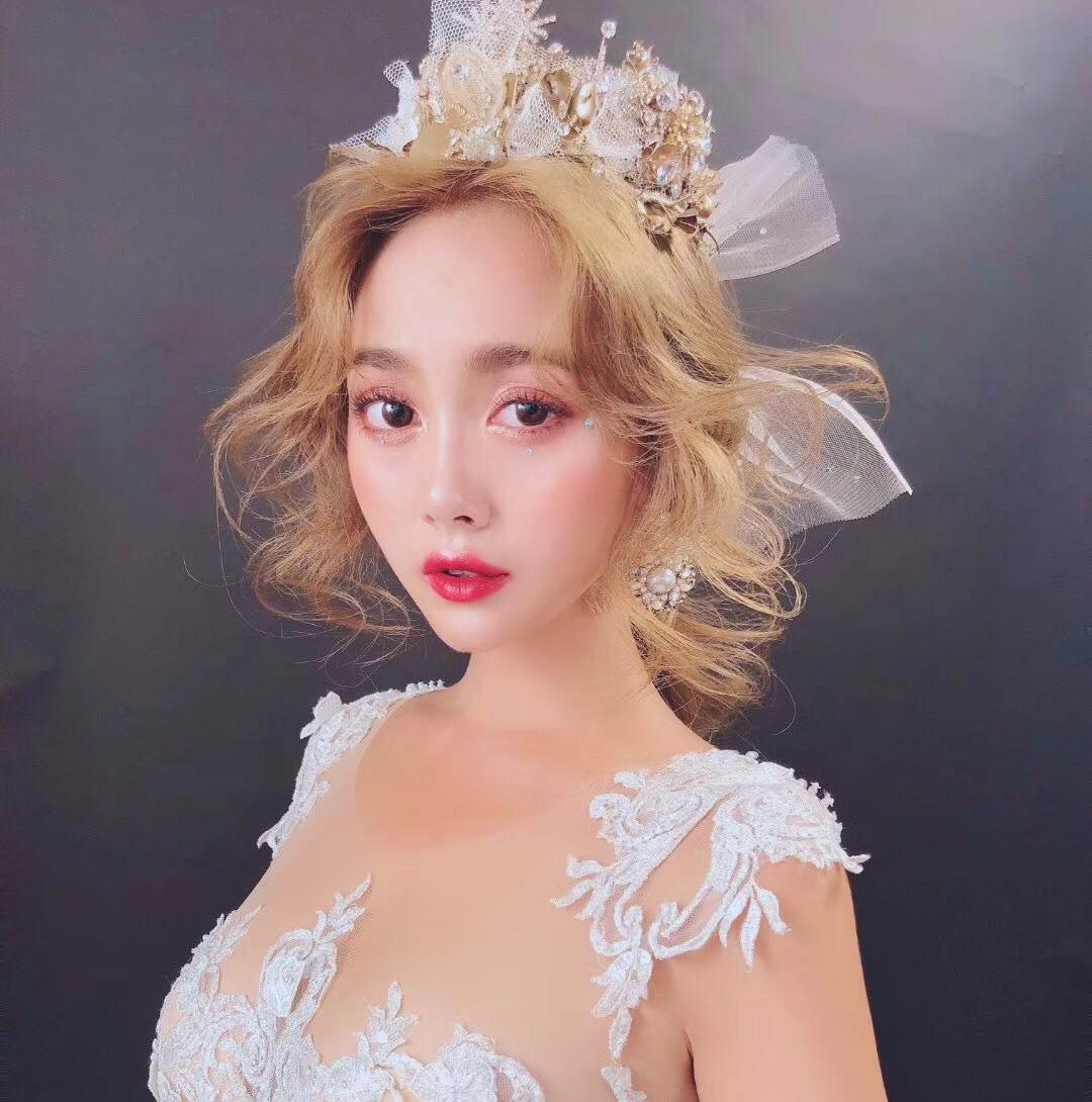 【超值租赁】全天跟妆+婚纱三件套+伴娘服+伴手礼