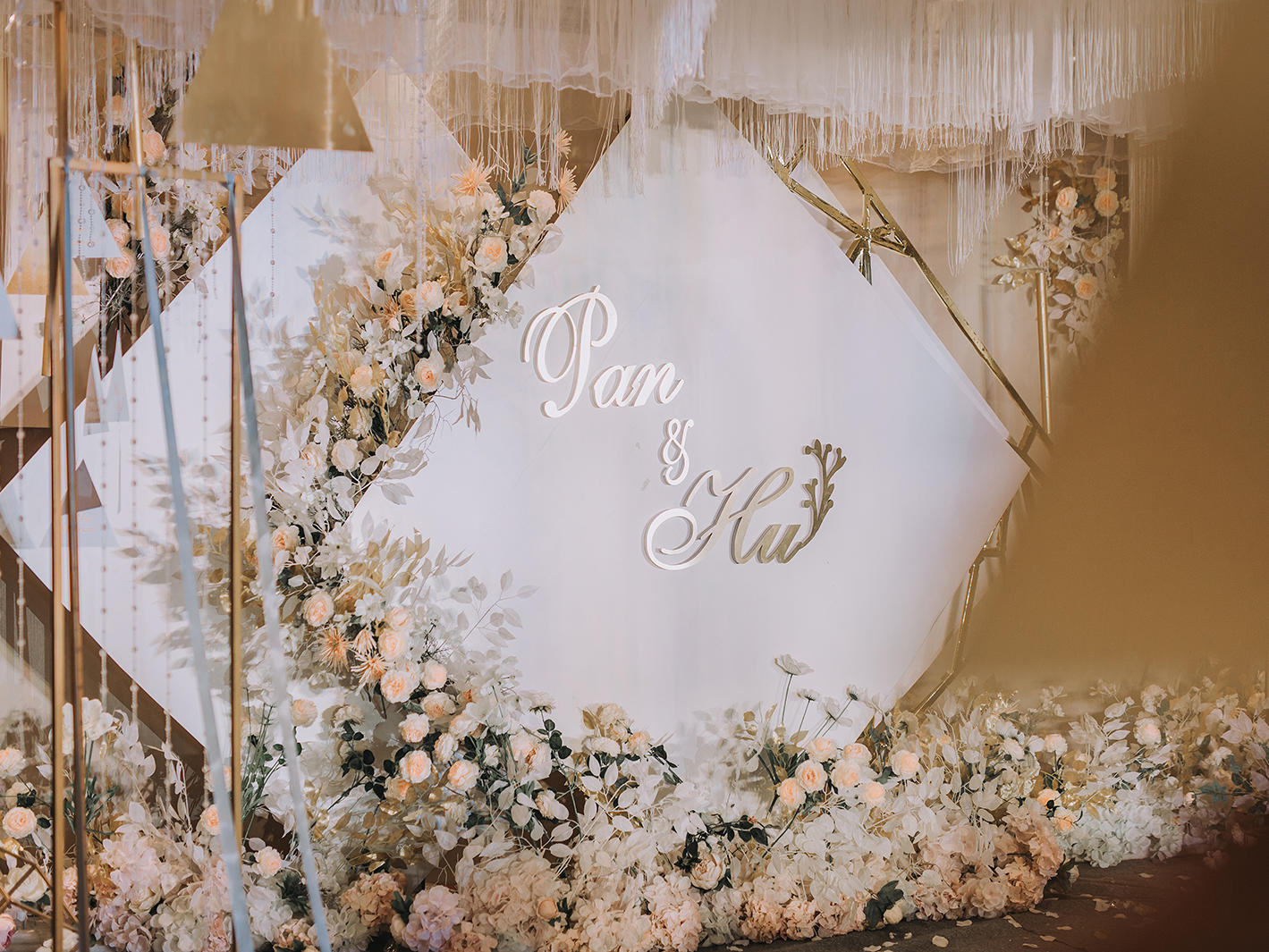 中小型酒店 大气唯美香槟金婚礼 赠顶部造型设计