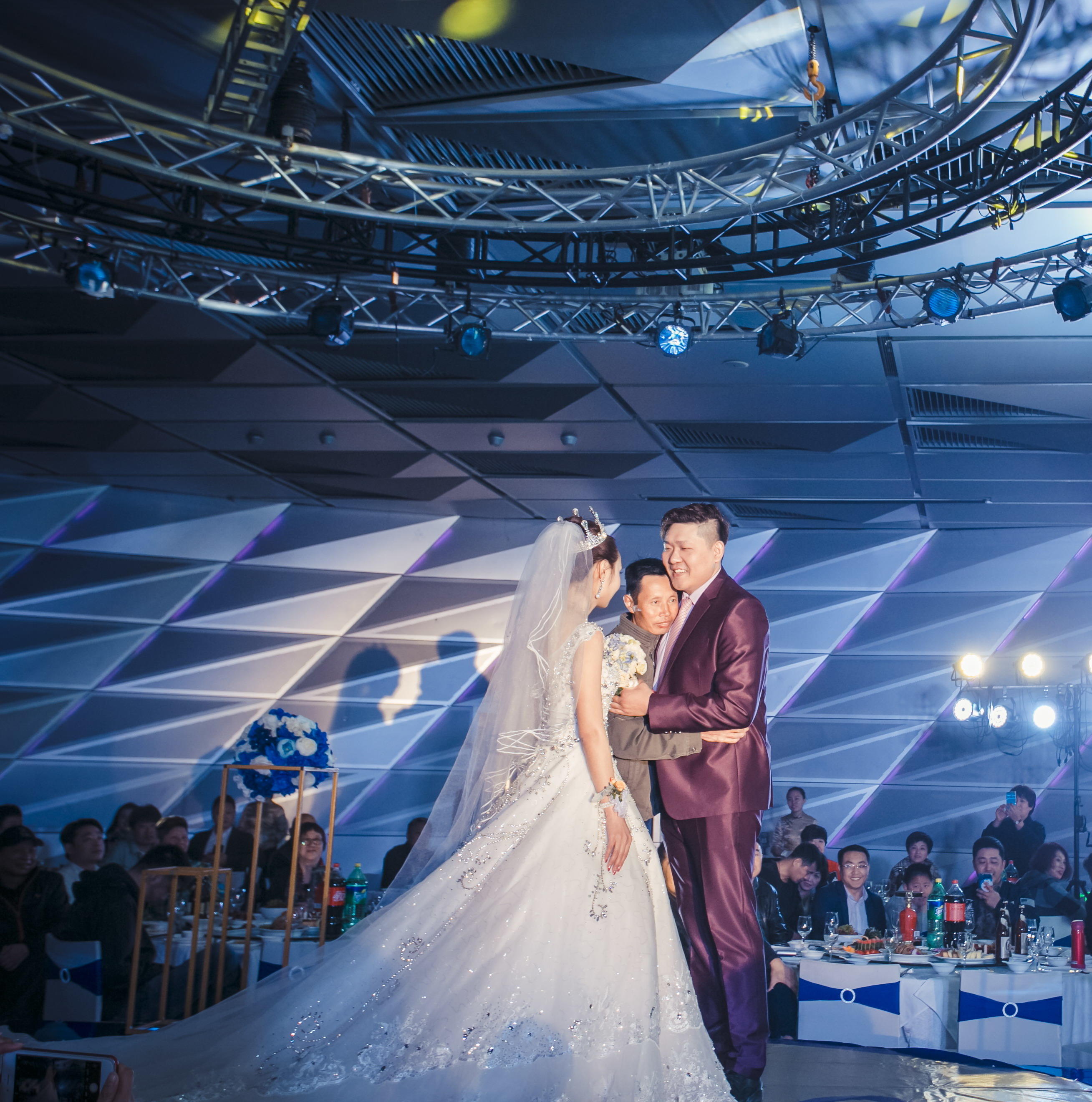 人气套餐出门纱或秀禾+仪式婚纱+礼服+伴娘服