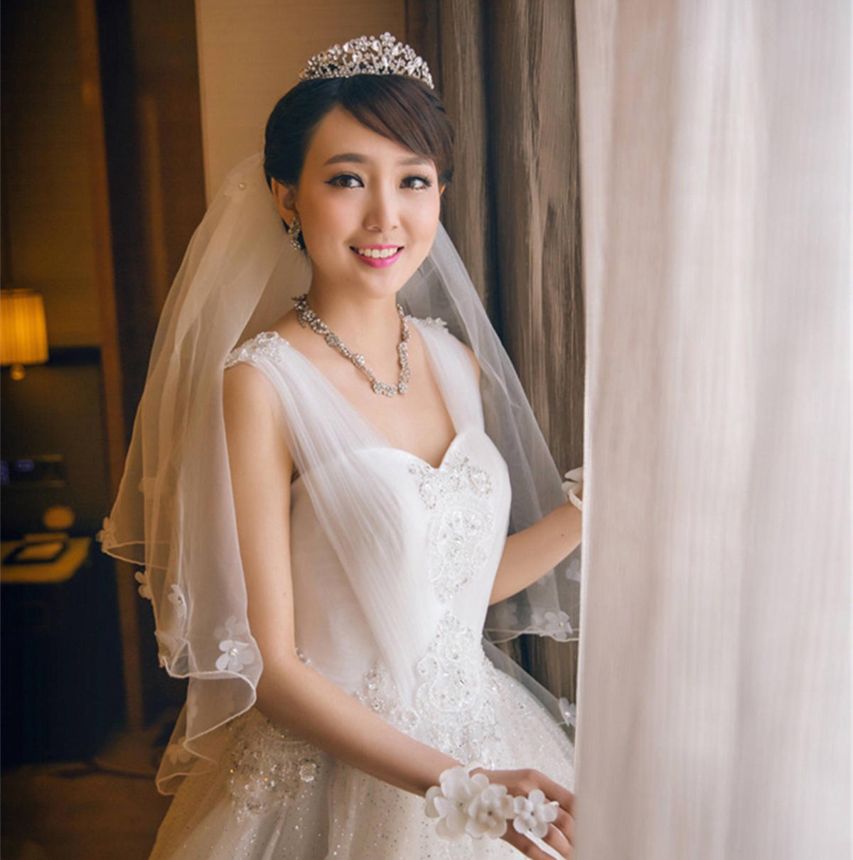高档齐地婚纱敬酒服套餐（含婚礼跟妆）
