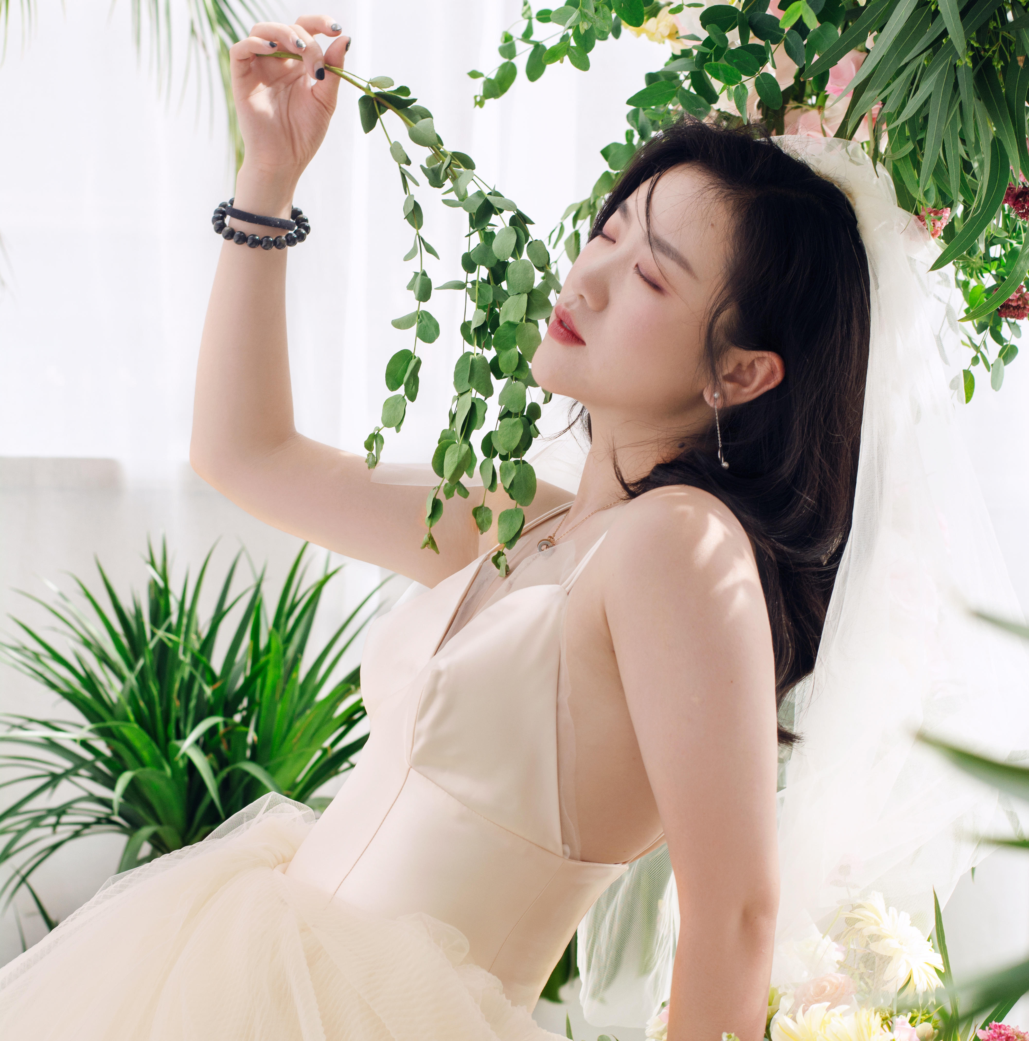 首席跟妆+拖尾主纱三件套+赠送伴娘服