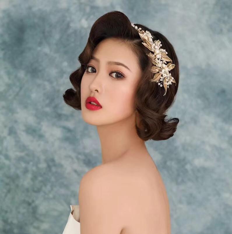 【曼纱婚纱】首席化妆师+3组造型设计+2件伴娘服