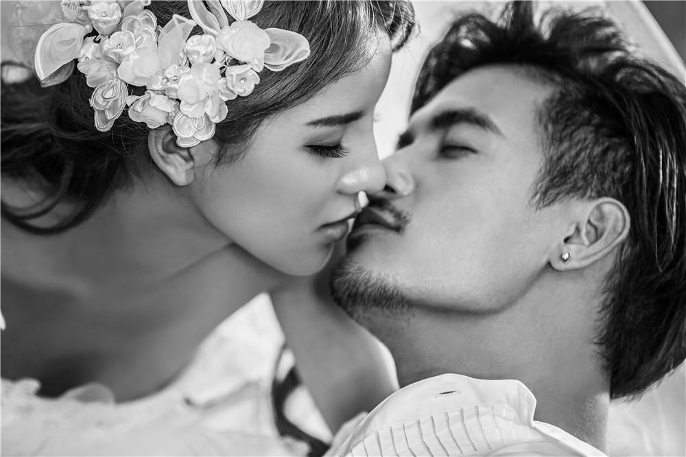 4999元婚纱照12服12造80精修送拖尾婚纱