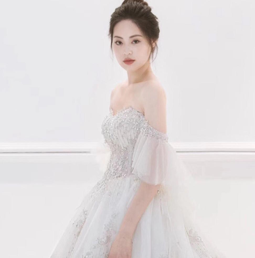 【薇町活动特惠】大牌婚纱礼服10件套送跟妆