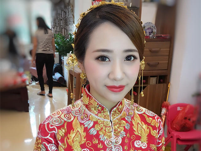 化妆师+摄影师+摄像师+婚纱凤褂敬酒服+姐妹妆