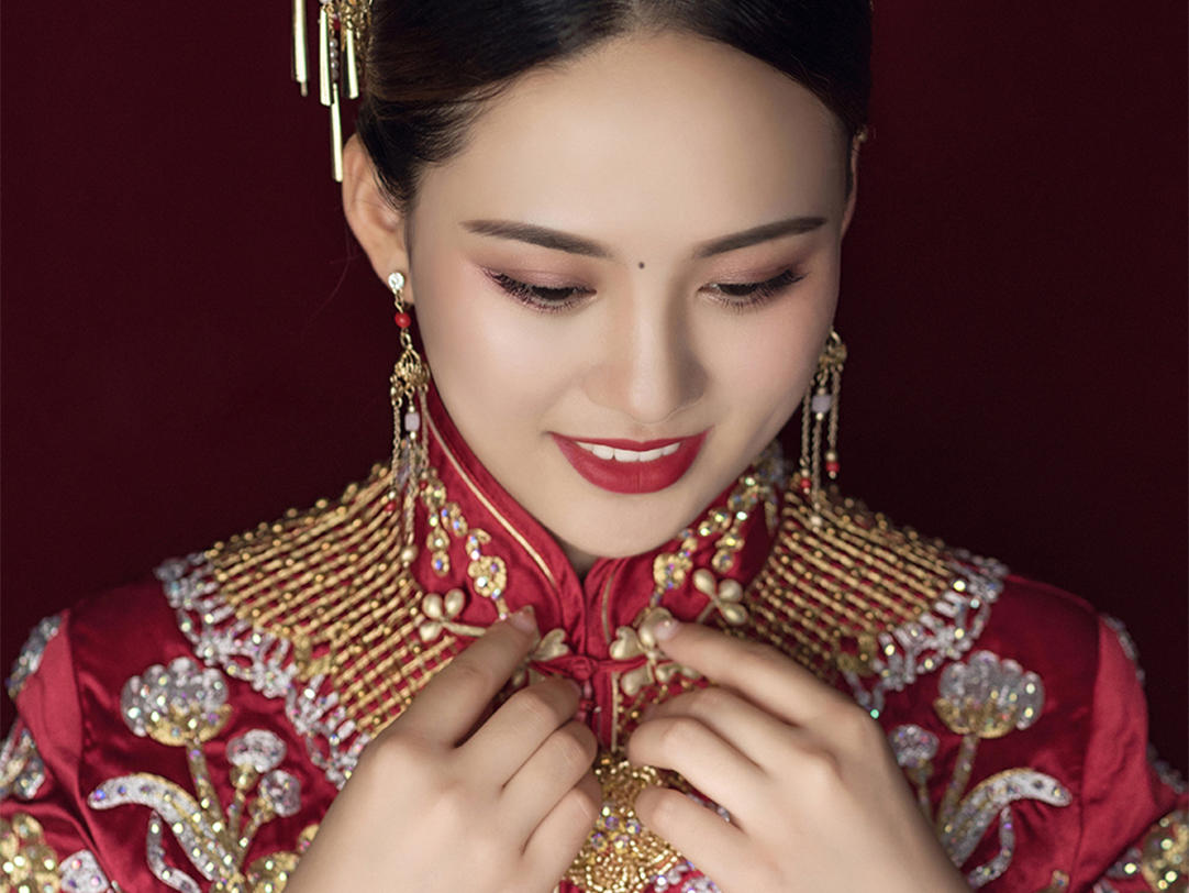 【李锐造型婚纱】三套婚服租赁+首席化妆师全程跟妆