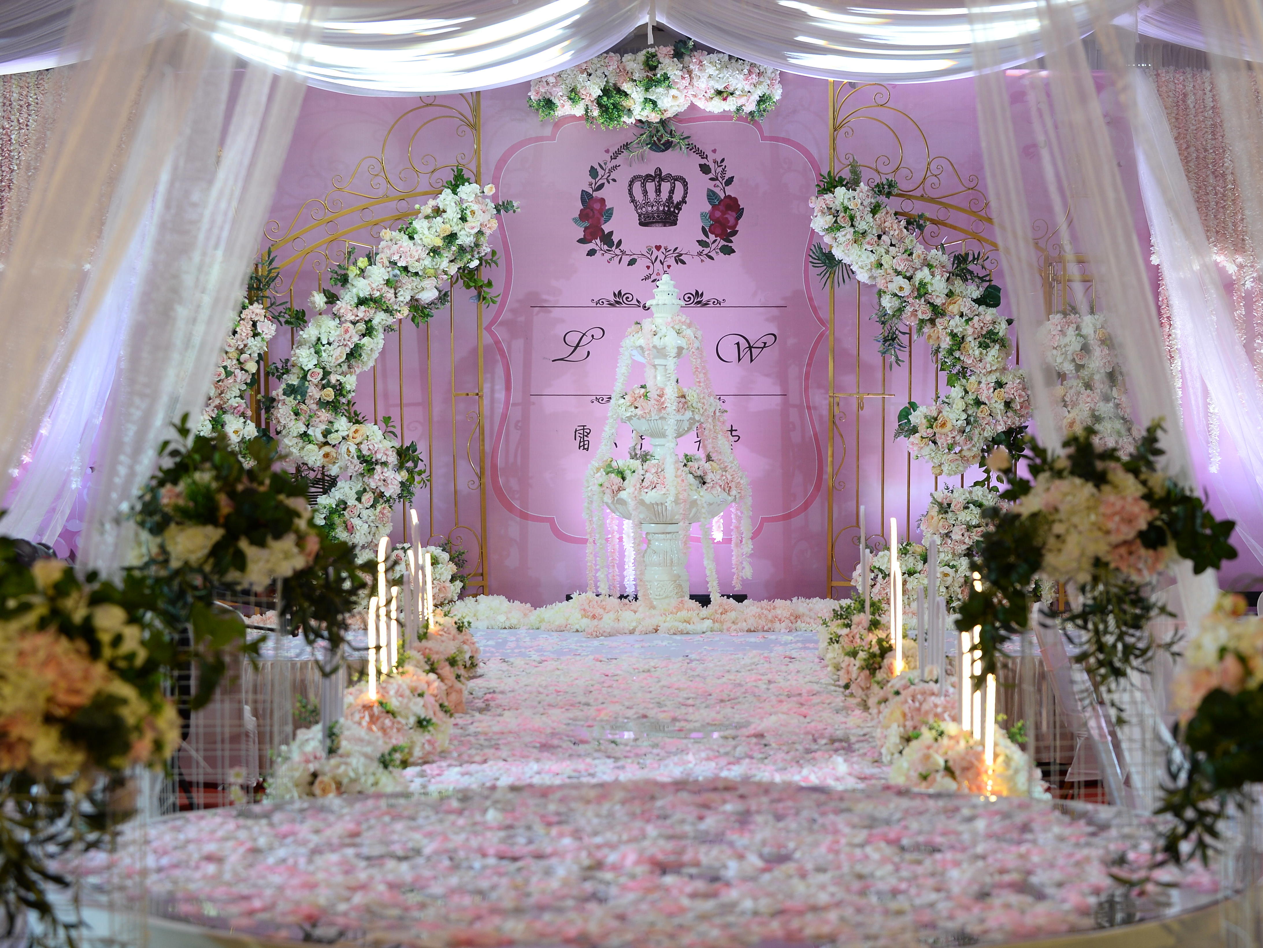 粉色，梦幻，甜美，温馨，主题