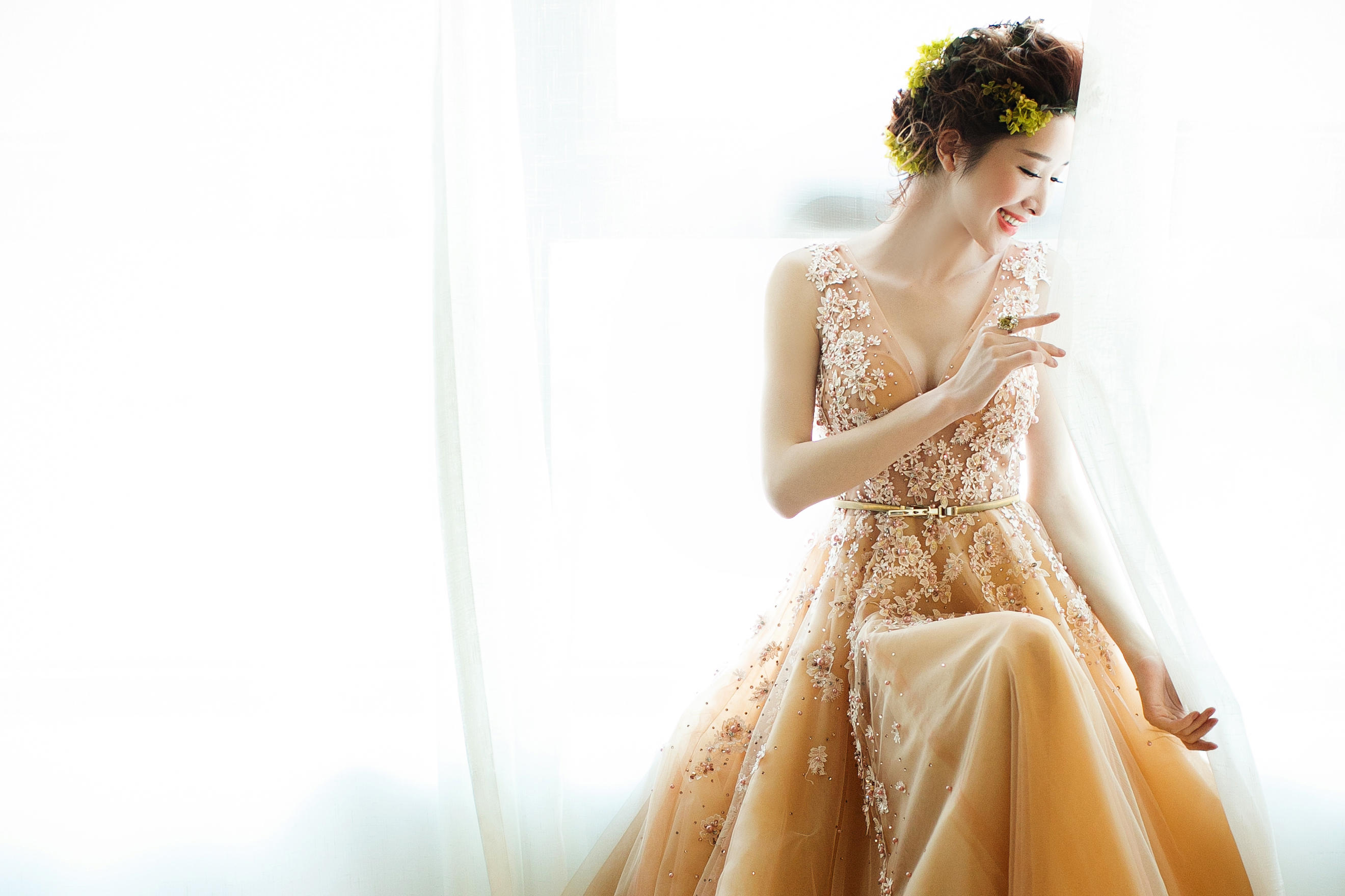 当婚纱遇到花朵，打造甜美可人的女生范儿~