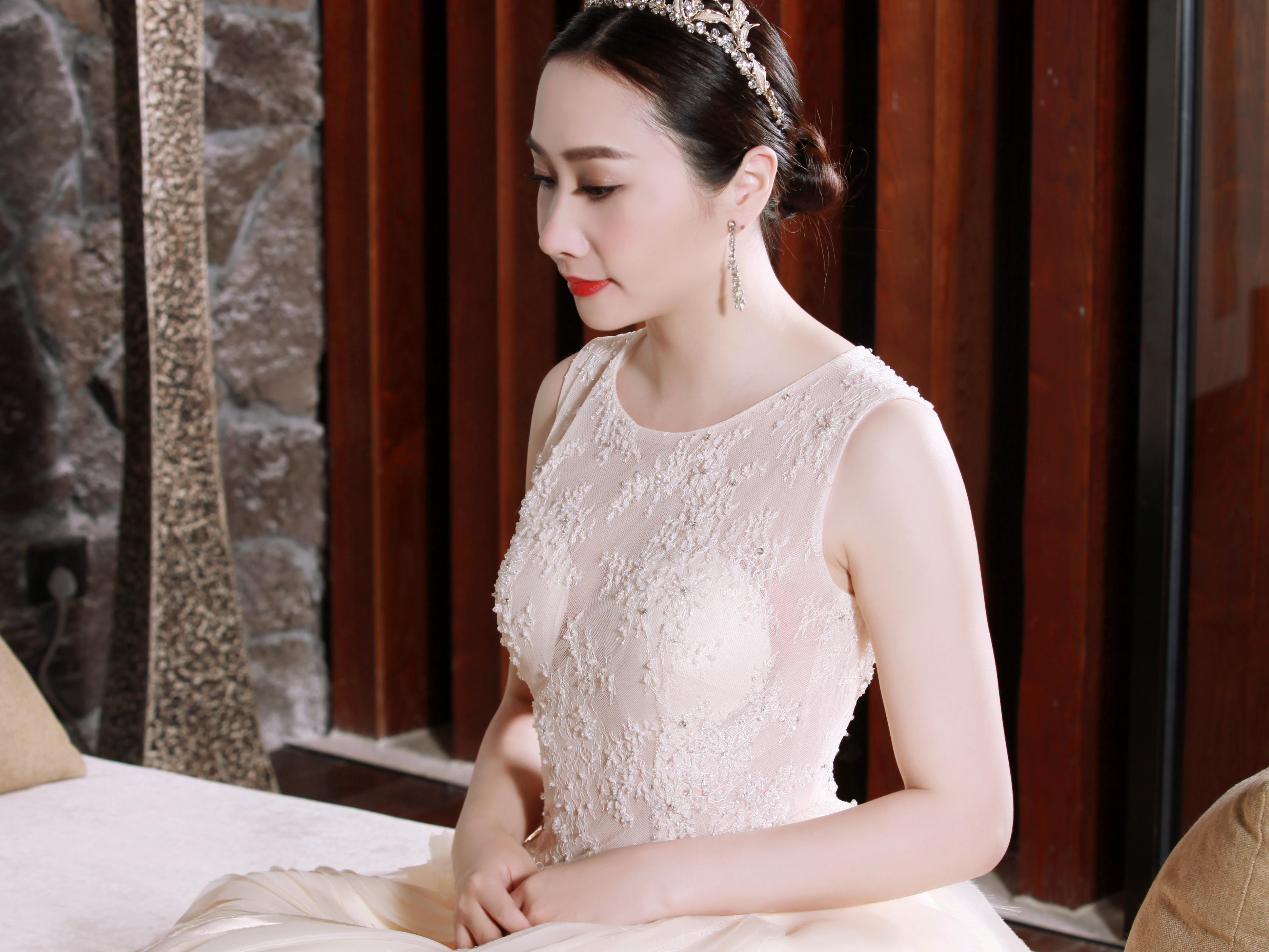 MISSDORIS 鳶尾 鎮(zhèn)店之寶全手工拖尾婚紗
