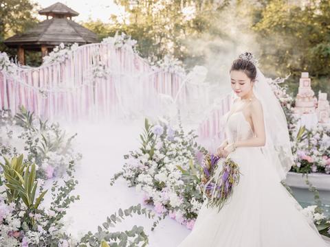 【春日婚礼】蓝粉配色的水上婚礼搭配雾霾粉紫的花丛