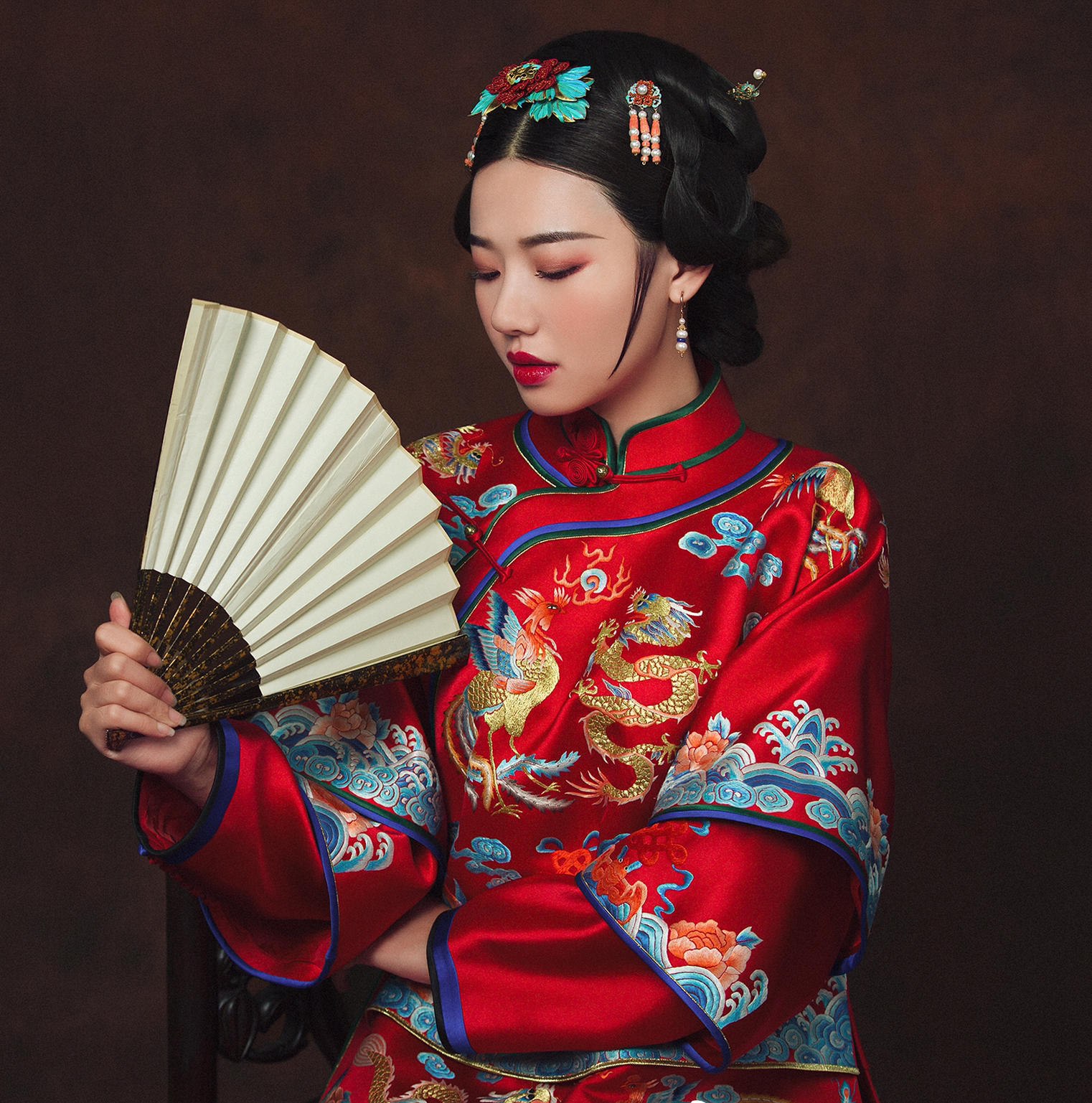央视完美婚礼秀禾服 纯手工刺绣大凤凰新娘中式礼服