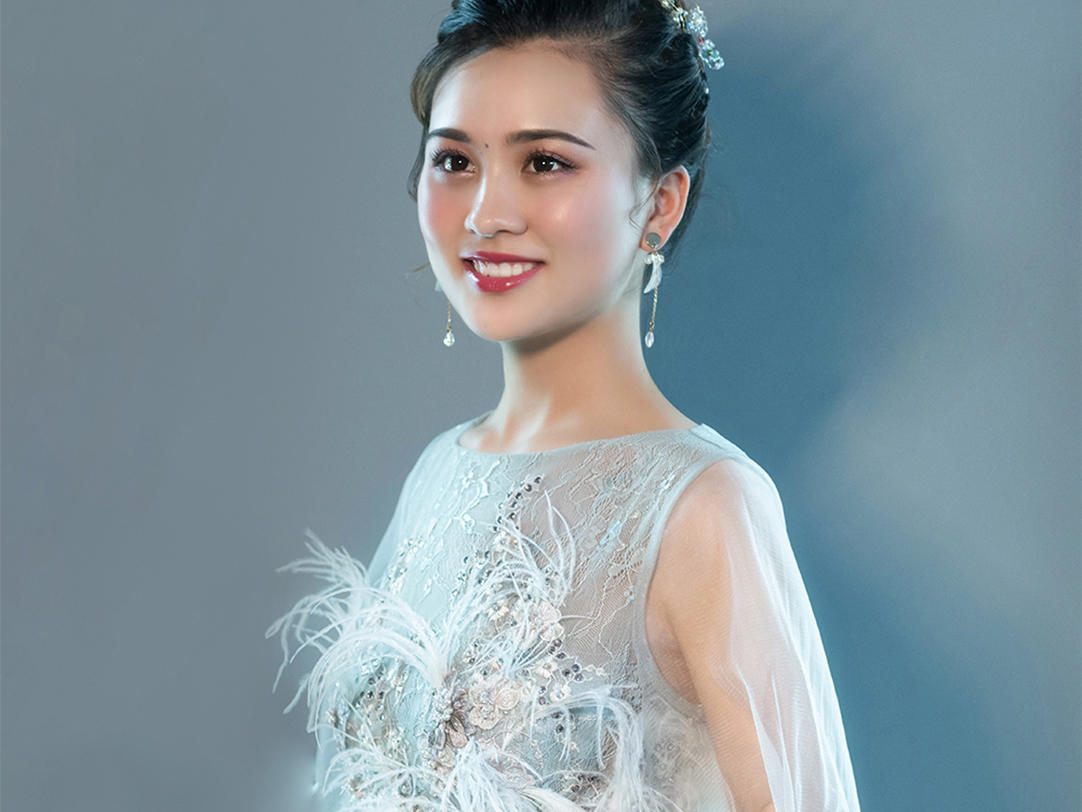 【李锐造型婚纱】三套婚服租赁+首席化妆师全程跟妆