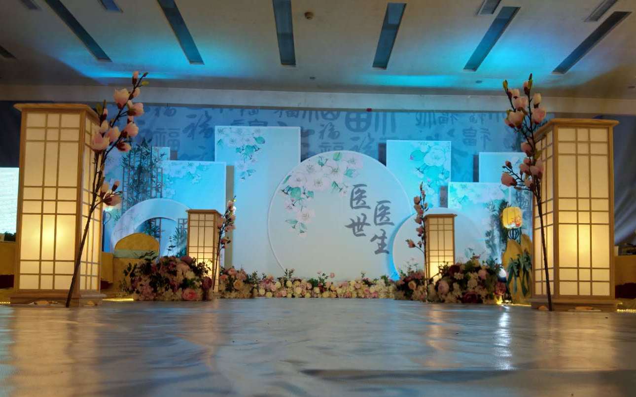 兩情相悅，寄情山水之間。古樸中式婚禮