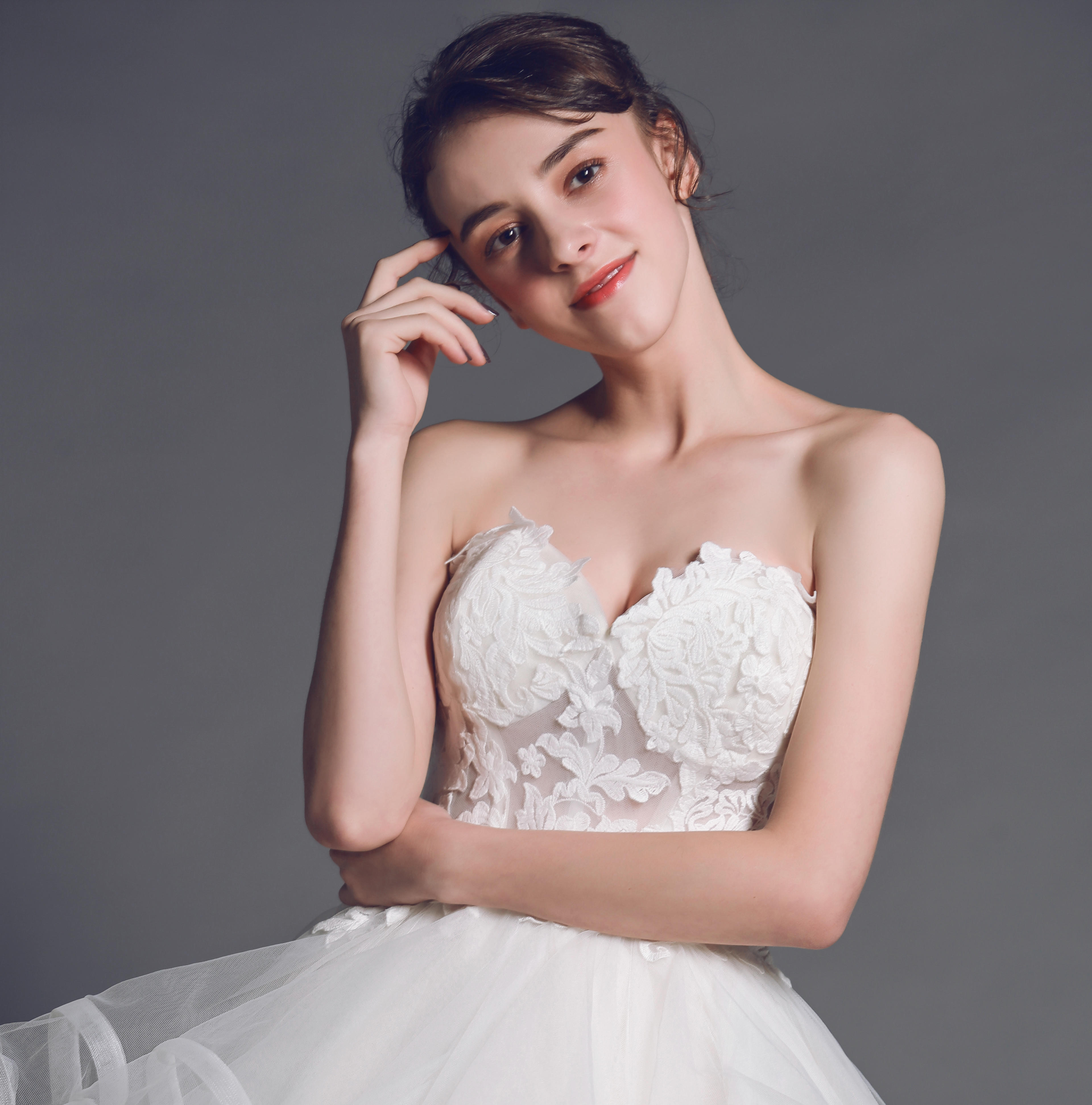 不规则波浪型裙摆仪式主纱